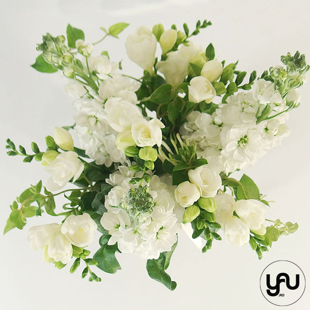 Aranjament flori albe, frezii si matthiola