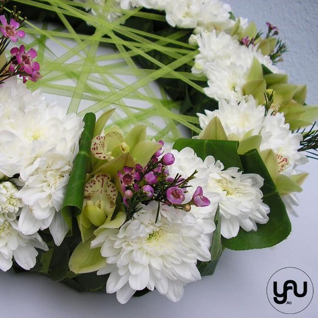 Coroana funerara cu flori ALB | VERDE orhidee wax crizanteme